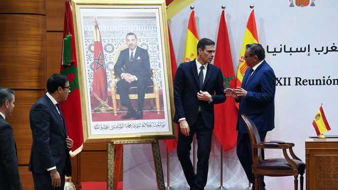 Pedro Sánchez, junto al primer ministro marroquí, Aziz Akhannouch, en Rabat.