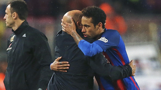 Sampaoli abraza a Neymar en el 2017.
