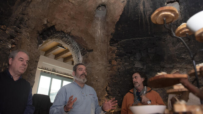 Víctor Gamero presenta la Tintorería Clandestina, con Javier Compás a su derecha, en el singularísimo horno de alfarero.