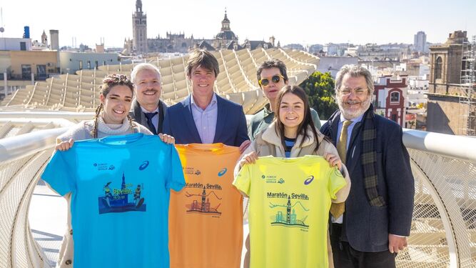 Una imagen de la presentación de las camisetas oficiales del Zurich Maratón de Sevilla con las autoras de los diseños.