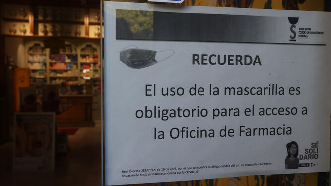 El cartel que recuerda la obligatoriedad del uso de mascarilla en la Farmacia Santa Ana, en el Altozano.