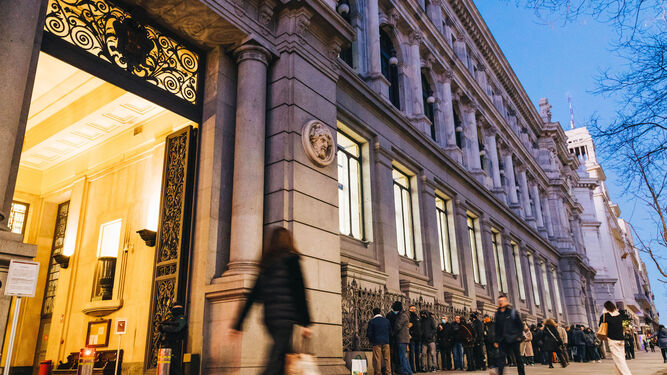 Varias personas hacen cola para contratar Letras  del Tesoro, en el Banco de España, el pasado febrero.
