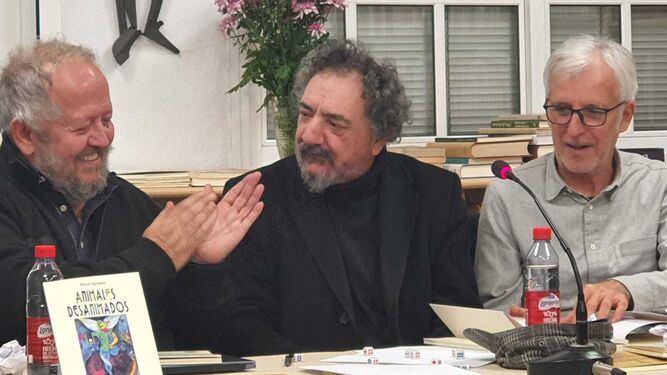 Pepe Quero, en la librería Padilla, entre Juan José Téllez y Kiko Veneno.