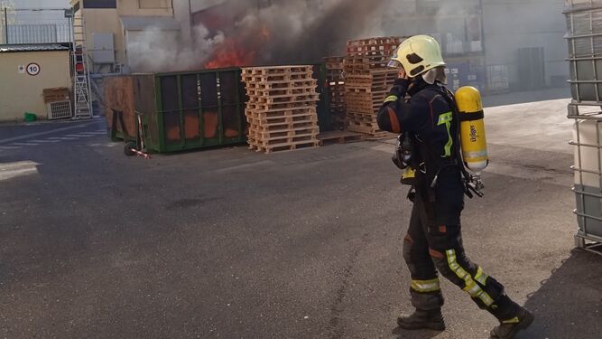 La Policía Local de El Viso evita la propagación de un incendio en una empresa con productos peligrosos
