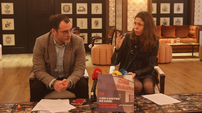 La periodista Marta Maldonado y el gestor cultural Rafael Jurado, durante la presentación de la plataforma.