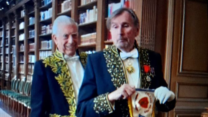 Vargas Llosa se prepara para su discurso con su anfitrión en la Academia, Daniel Rondeau, en la captura de un vídeo