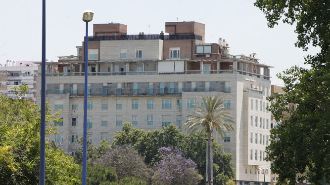 Imagen de archivo de un bloque de pisos de Sevilla.