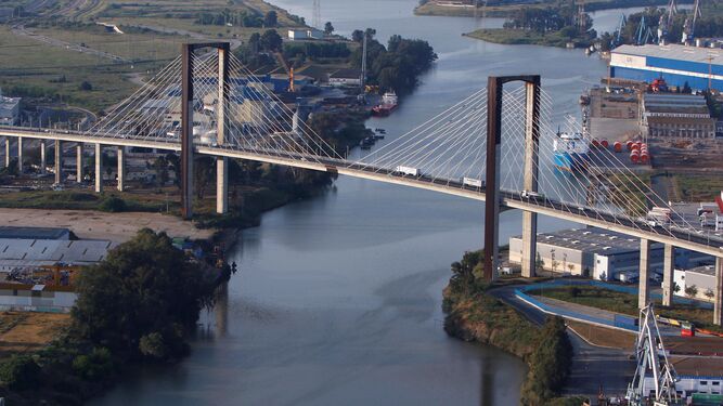 El puente del Centenario de Sevilla se corta 10 noches por la sustitución de tirantes