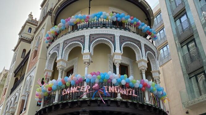 Un edificio de Sevilla con globos de colores por los niños con cáncer.