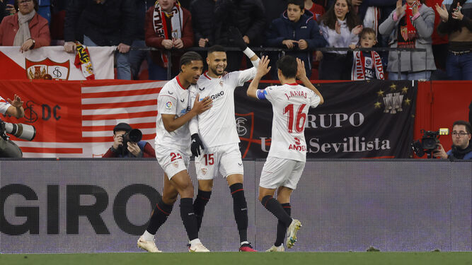 En-Nesyri celebra su gol junto a Loïc Badé y Jesús Navas.