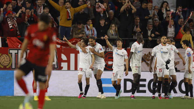 Los futbolistas del Sevilla festejan el tanto de Bryan Gil.