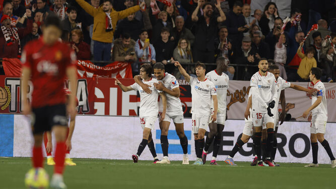 Los jugadores del Sevilla celebran el gol de Bryan Gil al Mallorca.