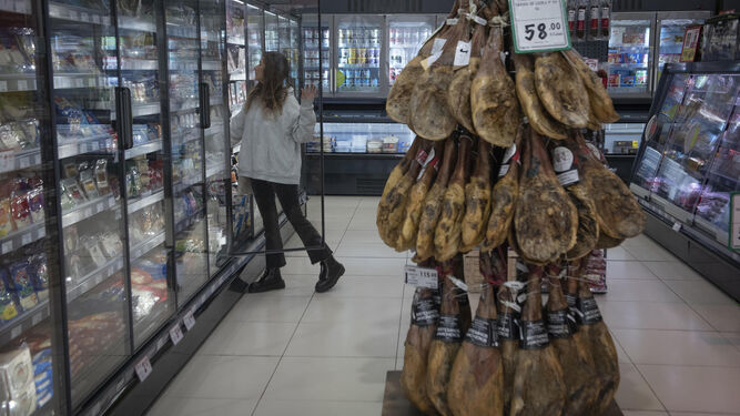 Una mujer comprando en un supermercado