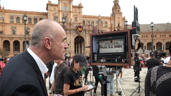 El alcalde de Sevilla durante uno de los rodajes en la Plaza de España