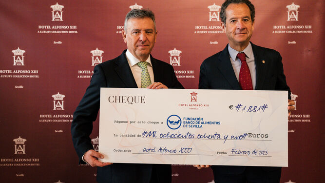 El hotel Alfonso XIII entrega la donación solidaria al Banco de Alimentos