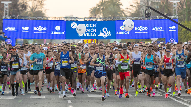 Los atletas de élite encabezan la salida del Zurich Maratón de Sevilla de 2022.