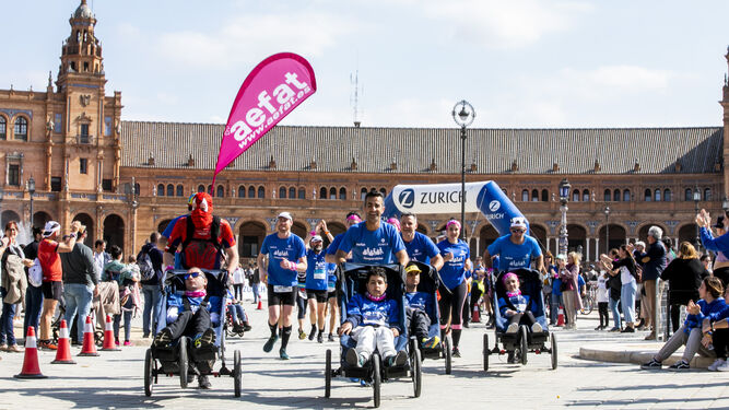 El equipo Zurich Aefat, en el Zurich Maratón Sevilla 2022.