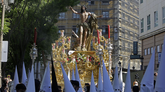 El Señor de la Sagrada Resurrección a su llegada a la Plaza del Duque, en 2022.