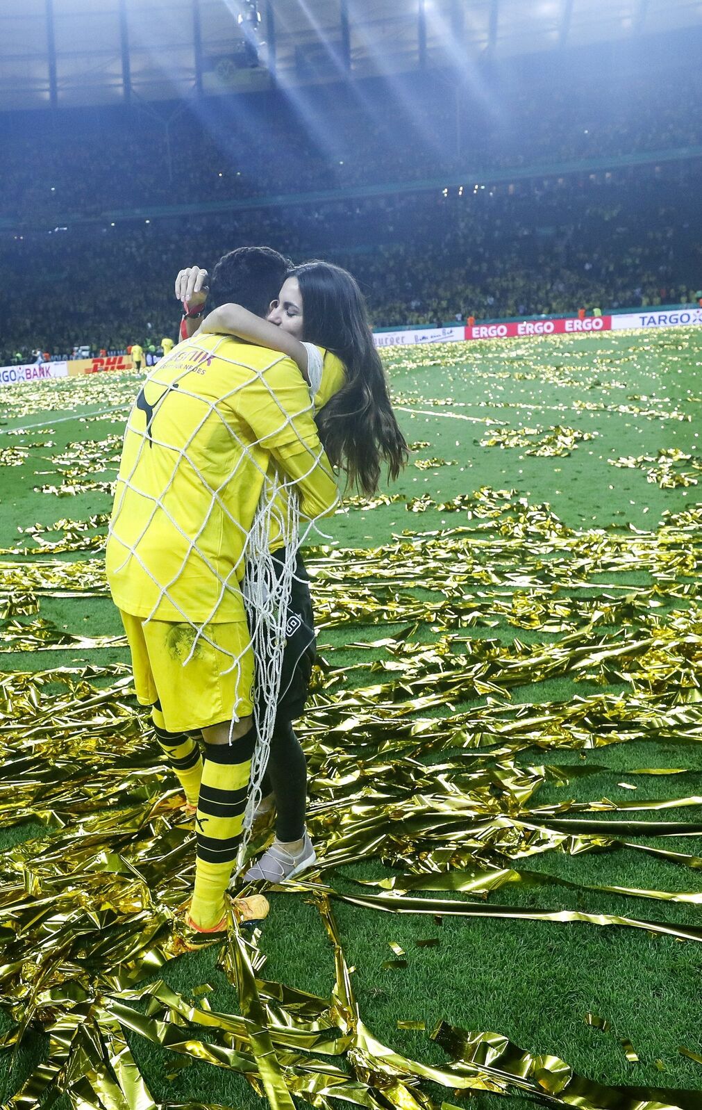 En 2017 el futbolista b&eacute;tico Marc Bartra era captado as&iacute; con su entonces esposa, Melissa Jimenez, celebrando un t&iacute;tulo con el Borussia de Dortmund. Una bella estampa ftubol&iacute;stica