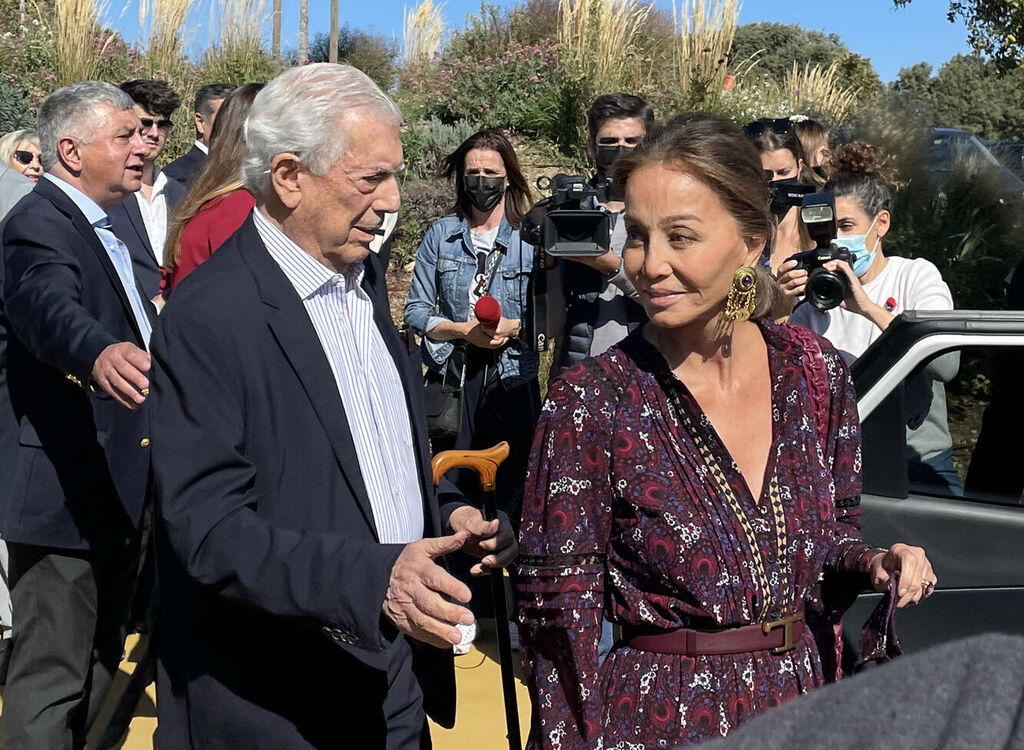 Isabel Preysler y mario Vargas Llosa en un acto en el  a&ntilde;o 2021. El escritor ya se hab&iacute;a lamentado de esta relaci&oacute;n con el relato 'Los vientos', de 2020