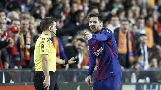 Messi le protesta a un árbitro auxiliar en un partido de 2017.