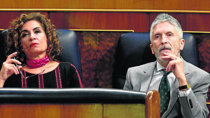 La ministra de Hacienda, María Jesús Montero, y el titular de Interior, Fernando Grande-Marlaska, ayer en el Congreso.
