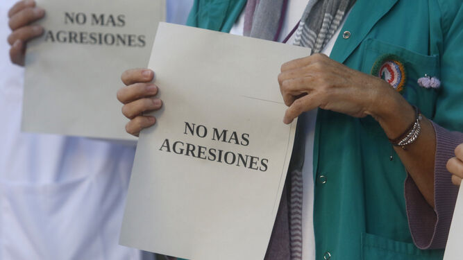 Una sanitaria porta un mensaje para pedir 'No más agresiones' al personal del SAS.