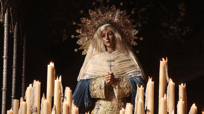 La Virgen de las Aguas en la procesión extraordinaria de 2022, con las manos entrelazadas.