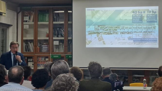 El presidente Rafael Carmona en la jornada vecinal sobre el Plan Maestro del Puerto de Sevilla