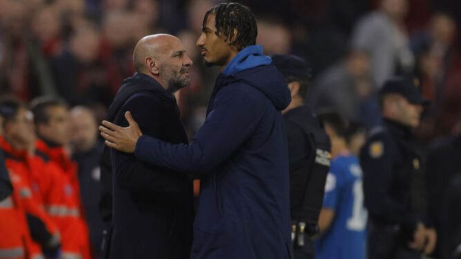 Monchi se interesa por Loïc Badé al término del partido ante el PSV.