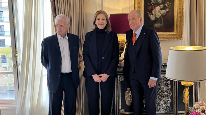 Mario Vargas Llosa con la infanta Cristina (la única que mira a cámara) y el rey emérito en los actos de ingreso del Nobel en París