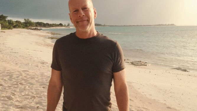 La foto compartida por la familia con una imagen reciente de Bruce Willis, retirado por demencia