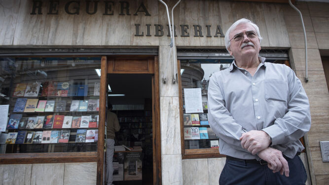 Julio Reguera, frente a su histórica librería.
