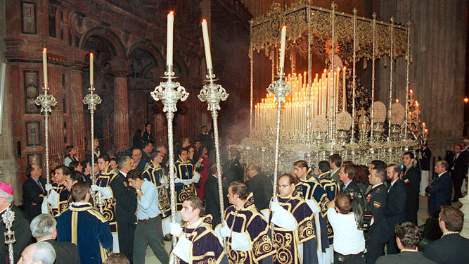 La Virgen de la Estrella, en el inicio de la procesión extraordinaria el 31 de octubre de 1999.
