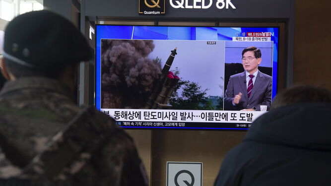 Dos personas atienden a las últimas noticias sobre Corea del Norte en una estación de Seúl.