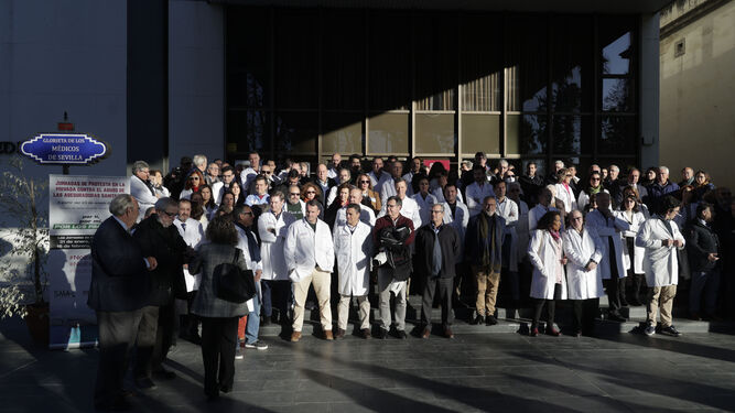 Concentración de médicos de la sanidad privada ante el Colegio de Médicos de Sevilla.