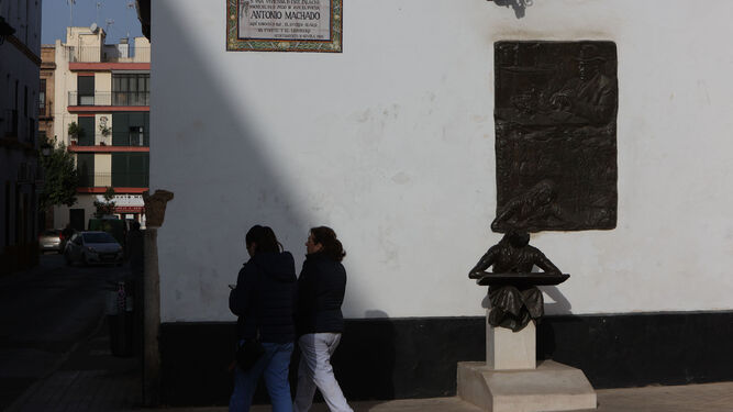El monumento a Antonio Machado en la fachada del Palacio de las Dueñas.