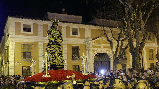 El Señor de la Sentencia, en vía crucis, por la Plaza del Pumarejo.