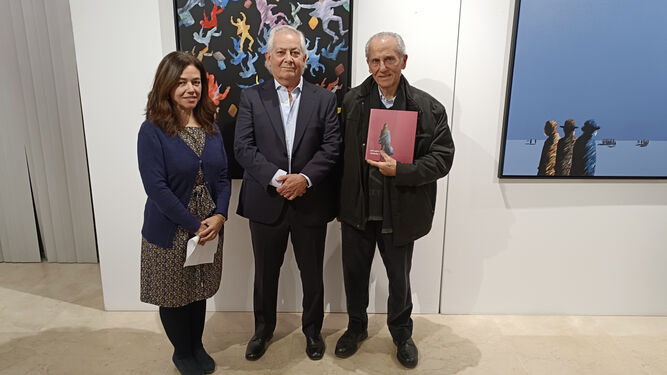 De izquierda a derecha Helena Ruiz, vicepresidenta de la Fundación Aparejadores; el artista José Pedro Robles; y José Antonio Solís, expresidente del COAAT-Sevilla.