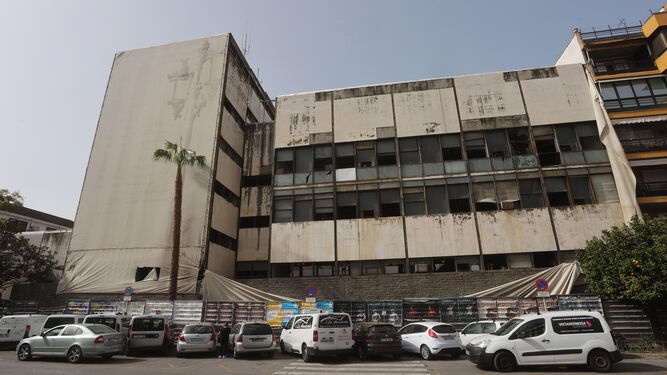 Estado de la fachada de la antigua comisaría de la Gavidia a principios de año.