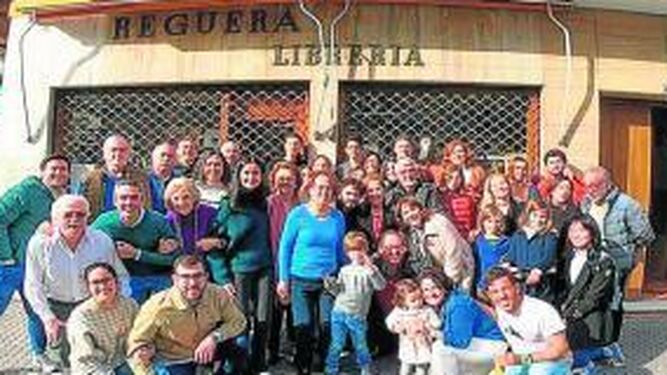 Foto de familia del cierre de la librería Reguera.