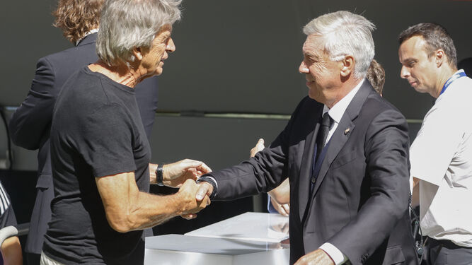 Pellegrini y Ancelotti se saludan antes del inicio de un duelo entre béticos y madridistas.