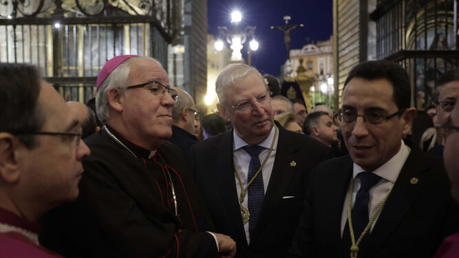El arzobispo , el presidente del Consejo y el hermano mayor de los Javieres, en el interior de la Catedral el pasado lunes.