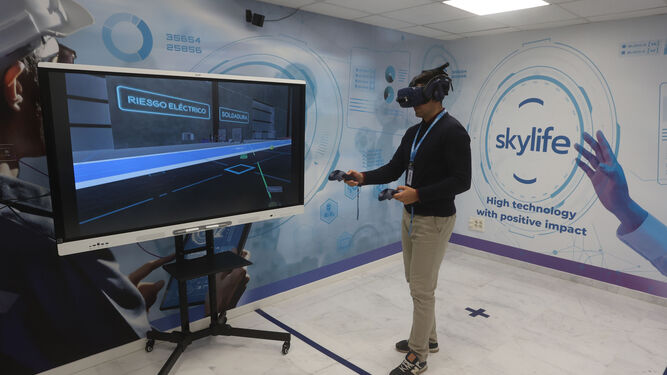 Uno de los trabajadores hace pruebas en el simulador de realidad virtual.