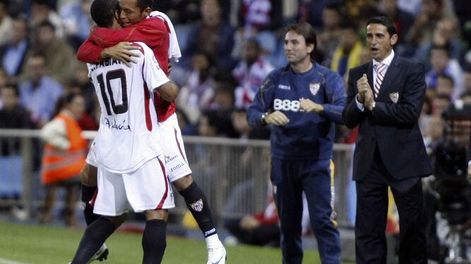 Jiménez aplaude el gol de Luis Fabiano en el Calderón en septiembre de 2008.