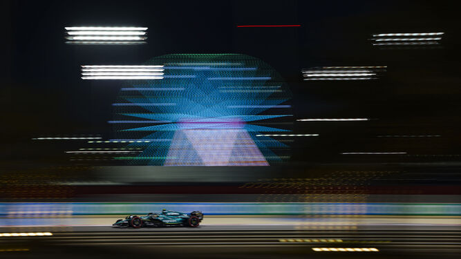 El Aston Martin de Fernando Alonso, este viernes en el circuito de Shakir.