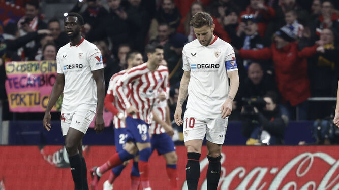 Nianzou y Rakitic, resignados tras uno de los goles del Atlético.