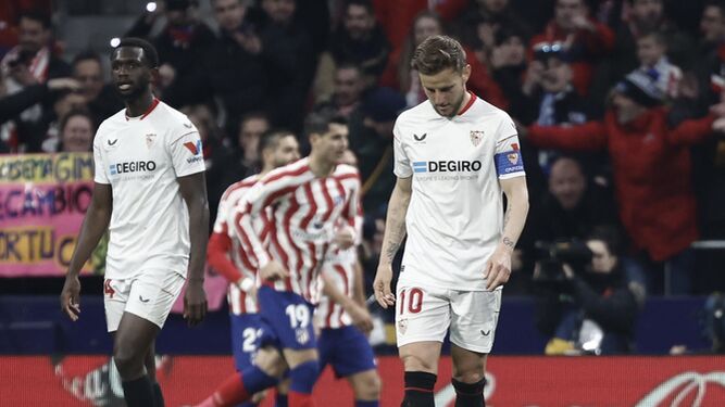 Nianzou y Rakitic, resignados tras uno de los goles del Atlético.