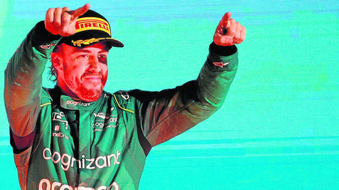 Fernando Alonso, más que satisfecho en el podio del circuito de Sakhir tras acabar tercero el Gran Premio de Bahréin.