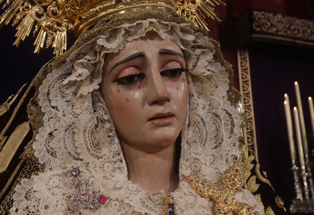 Las impresionantes im&aacute;genes de la Virgen de la Victoria en su besamanos